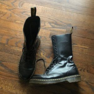 Dr. Marten’s - Black, mid-calf